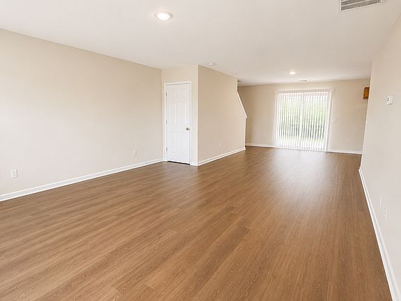 3rd image of 81 Roseberry Cir