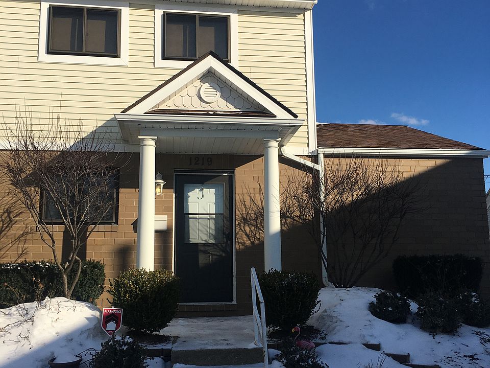 1st image of 1219 W 70th St