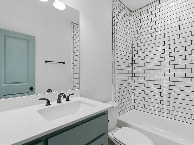 1731 W Elm St — Photo 14