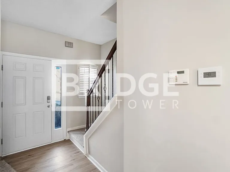 104 Hampshire Dr — Photo 2