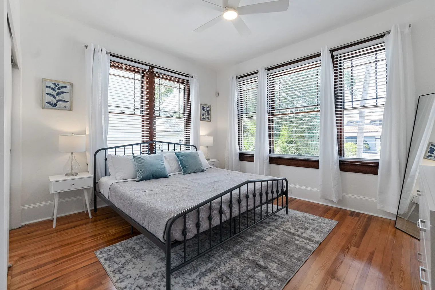 2 bed, 1.0 bath, 1496 sqft, $3,018 — Photo 3