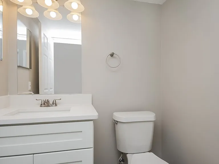553 Brentford Ct — Photo 16