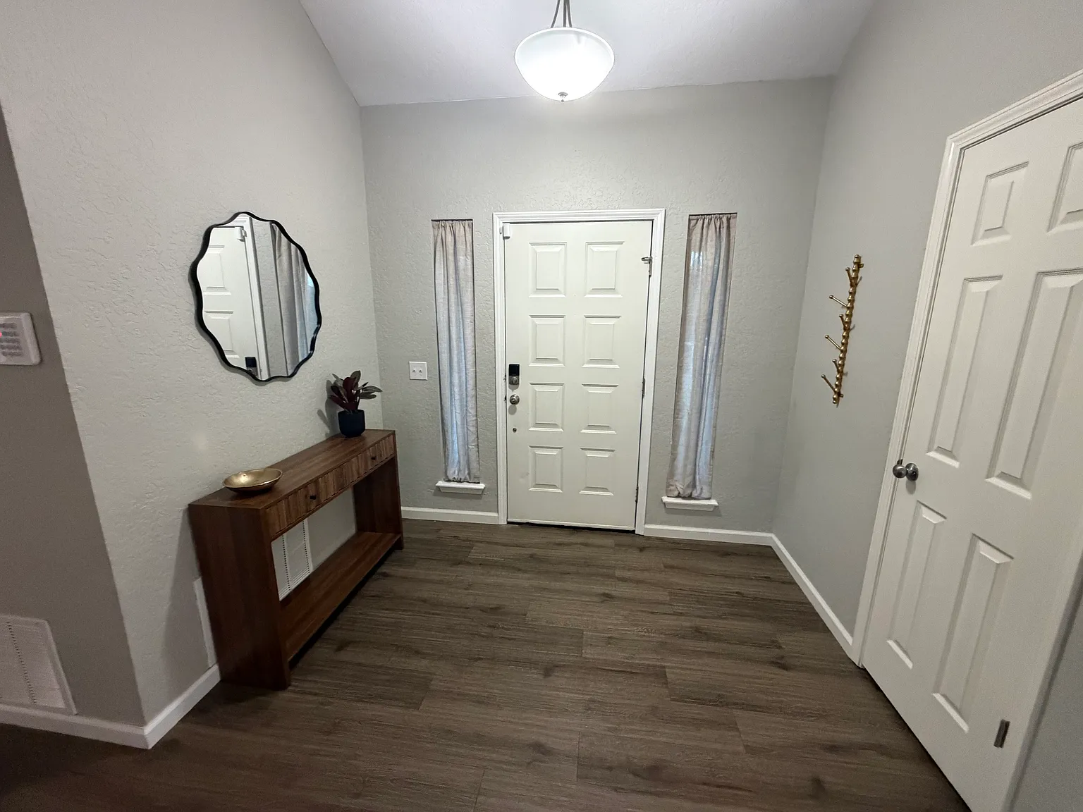 1709 Pinnacle Ln — Photo 2
