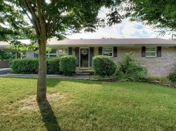 129 Green Hills Dr, Kingsport, TN 37663
