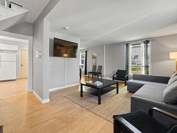 5th image of 62 Maple Ave
