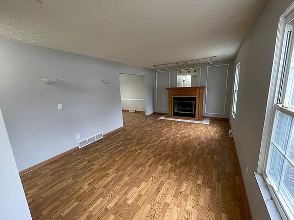 4th image of 2129 White Oak Dr