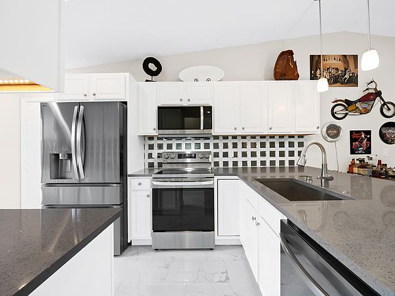 2nd image of 16000 Laurel Oak Circle