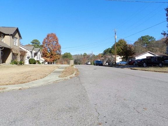 5th image of 612 Closhire Ln W