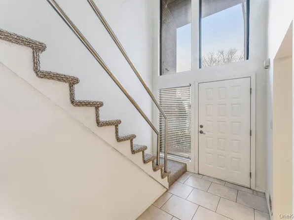 124 Foxwood Dr, Jericho, NY 11753