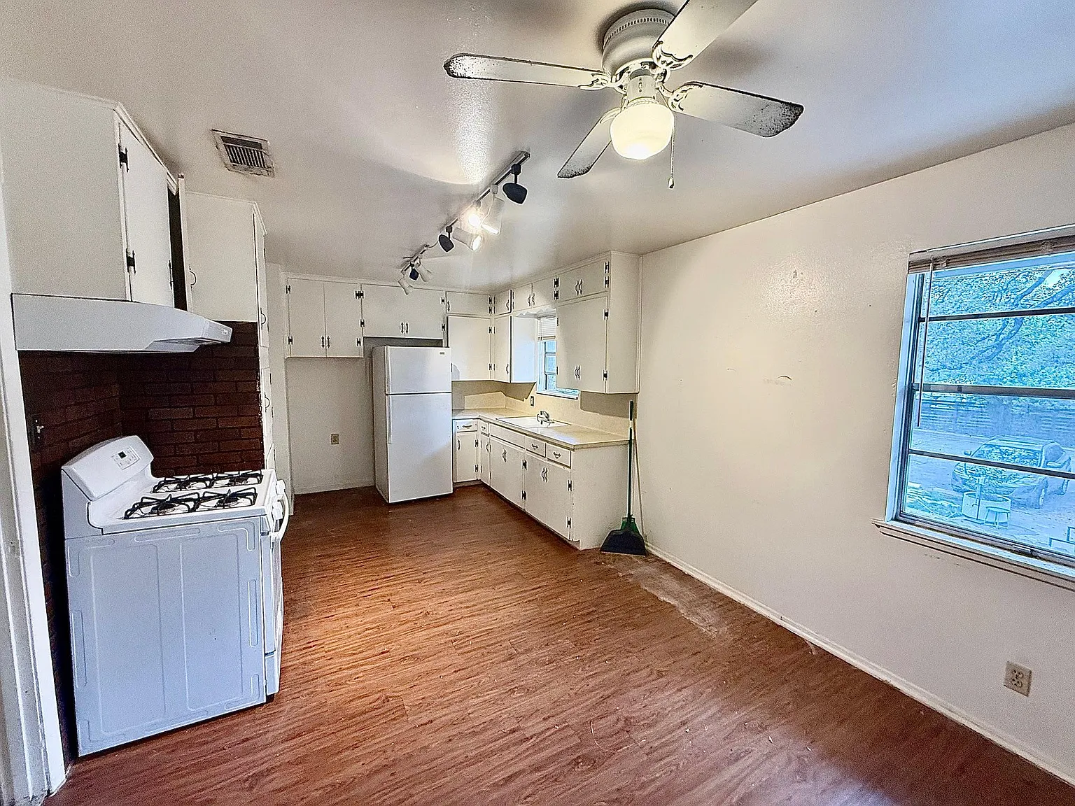 2 bed, 1.0 bath, 944 sqft, $1,400 — Photo 3