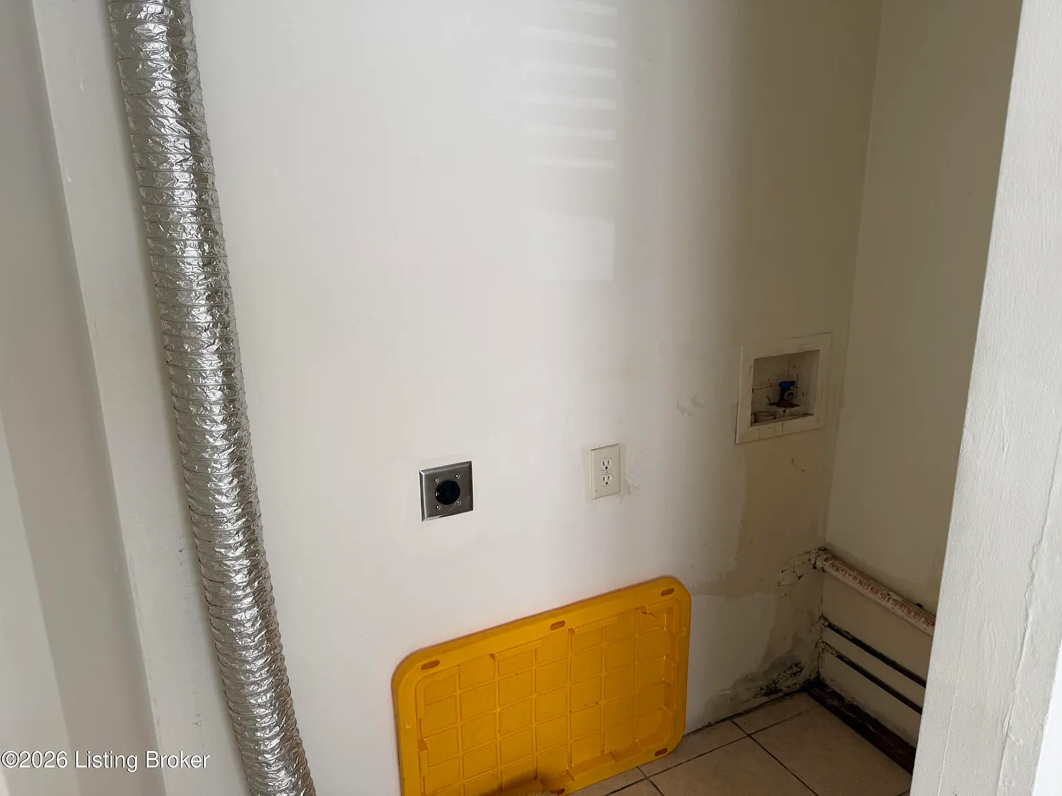 2 bed, 1.0 bath, 3068 sqft, $1,000 — Photo 4