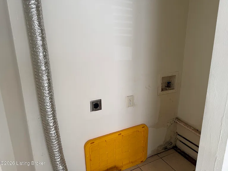 910 Sinclair St — Photo 4