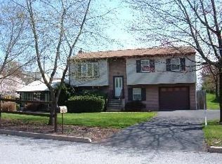670 Woodward Dr, Etters, PA 17319