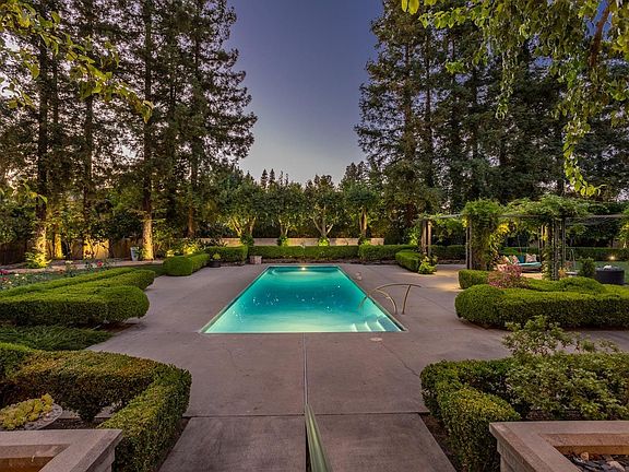 3rd image of 1301 Tamarisk Dr