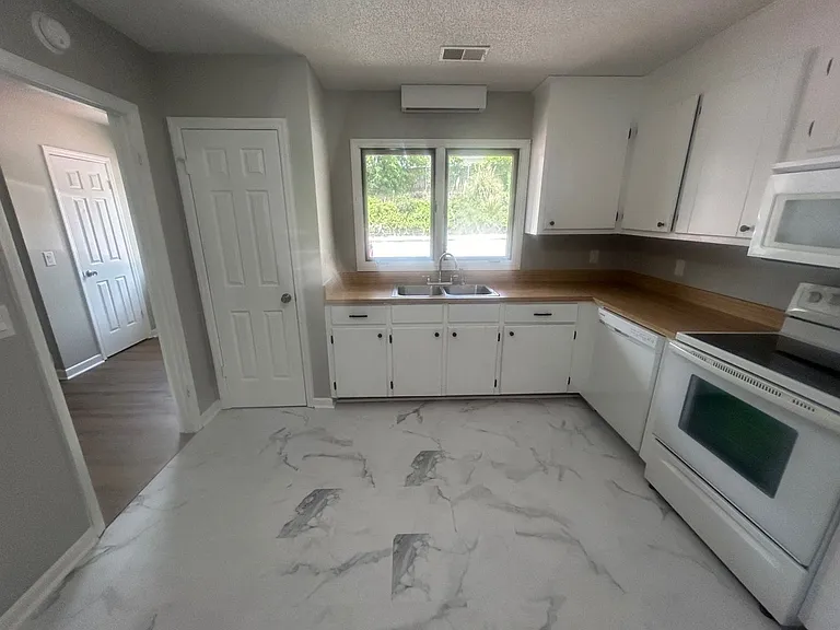 137 Lionsgate Dr — Photo 7