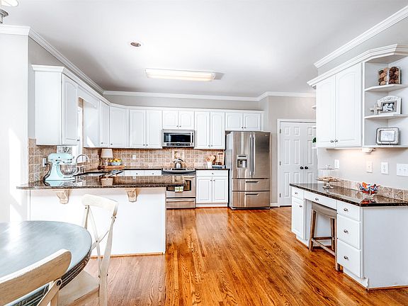 5th image of 133 Broadmoor Ln