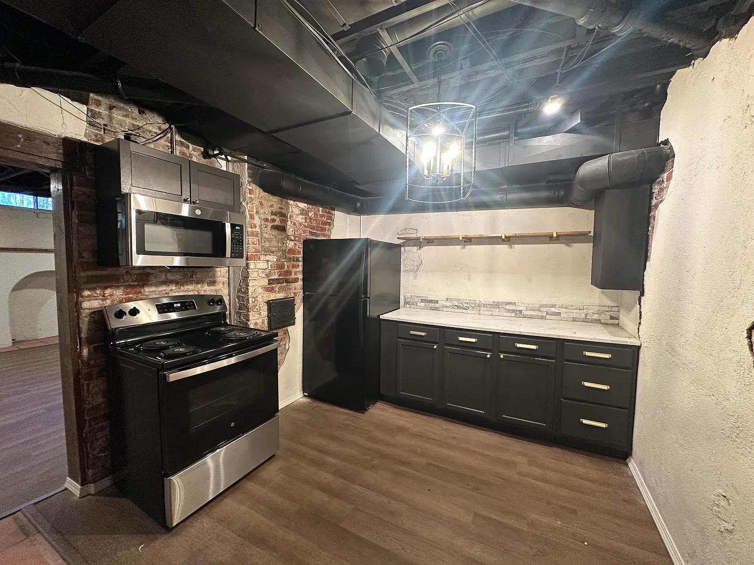611 W High St — Photo 2
