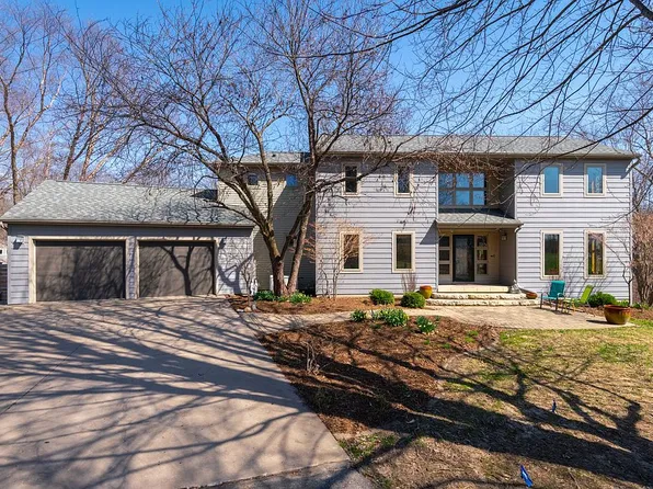 17 Briar Ridge Dr NE, Iowa City, IA 52240