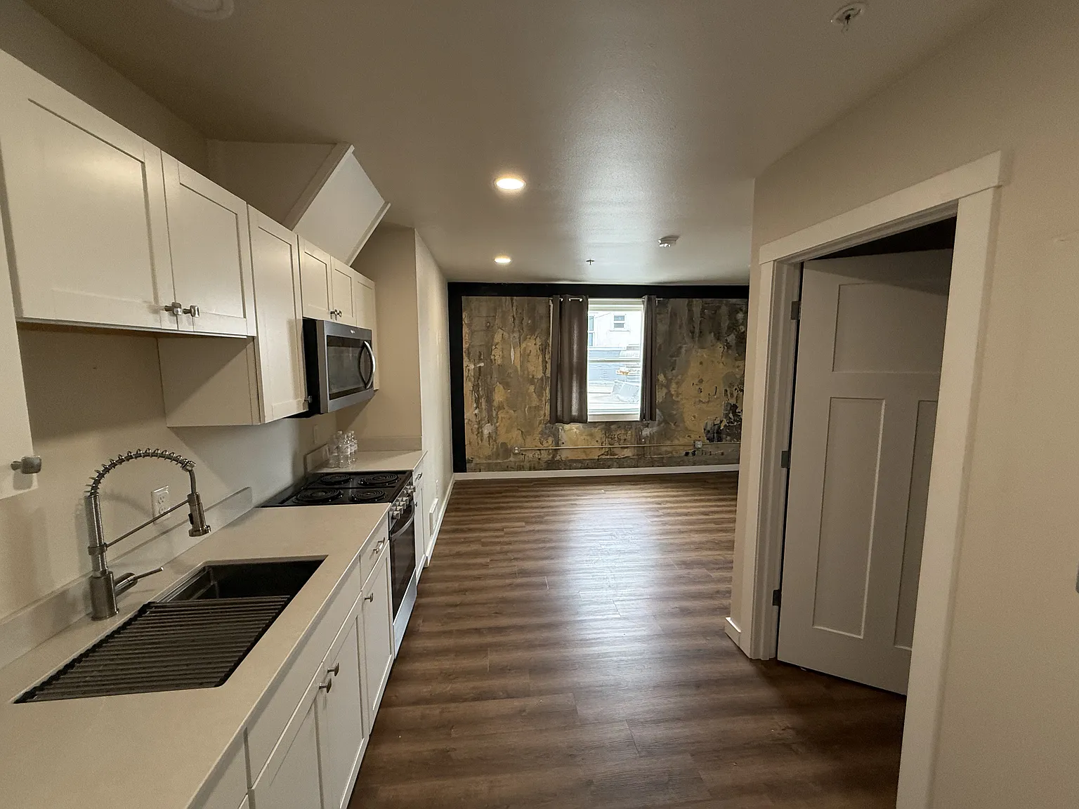 Studio, 400 sqft, $855 — Photo 2