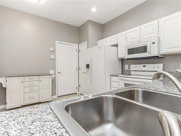 3326 Covered Bridge Dr W — Photo 10