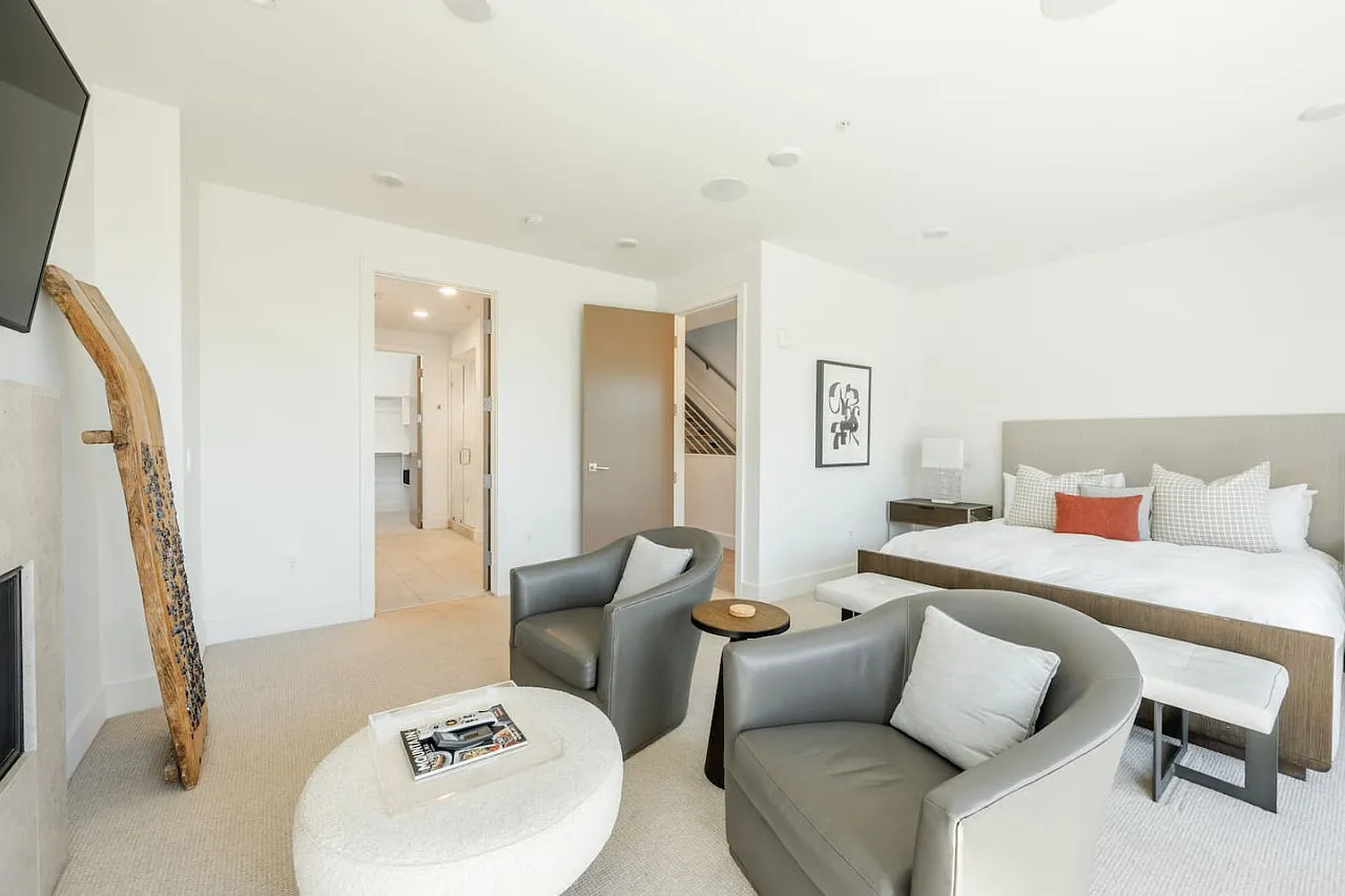 3 bed, 3.5 bath, 2130 sqft, $8,000 — Photo 2