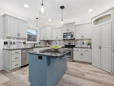 313 SW Eagles Ridge Dr, Blue Springs, MO, 64014