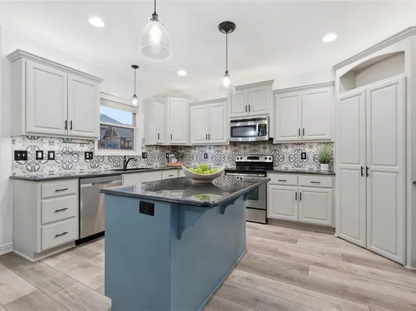 313 SW Eagles Ridge Dr, Blue Springs, MO 64014