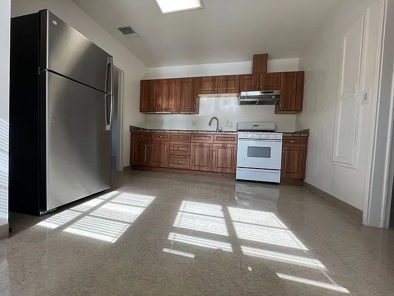 8206 N Wheatland Ave — Photo 5
