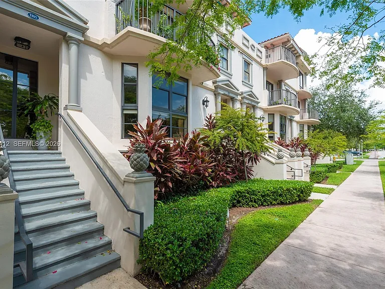 1650 Galiano St #Townhouse 14 — Photo 2