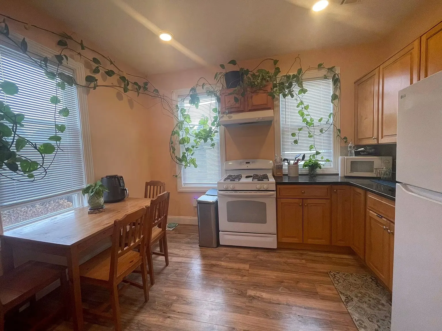 3 bed, 1.5 bath, $2,600 — Photo 2
