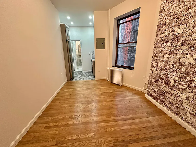 224 E 21st St #4A — Photo 3