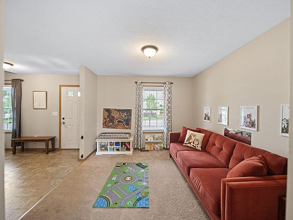 2nd image of 1092 Oxford Dr N