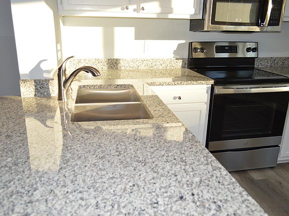4th image of 334 Kilarney Dr