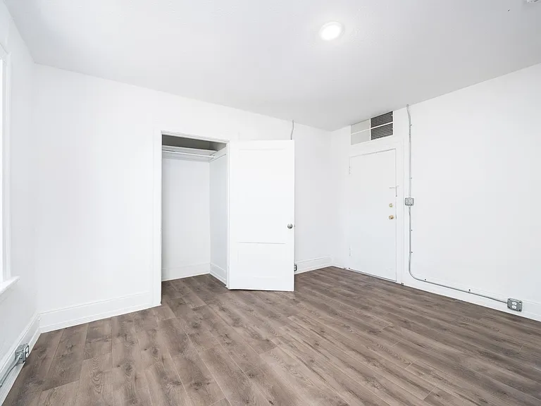 Sunset Heights - 412 W Yandell Street — Photo 15