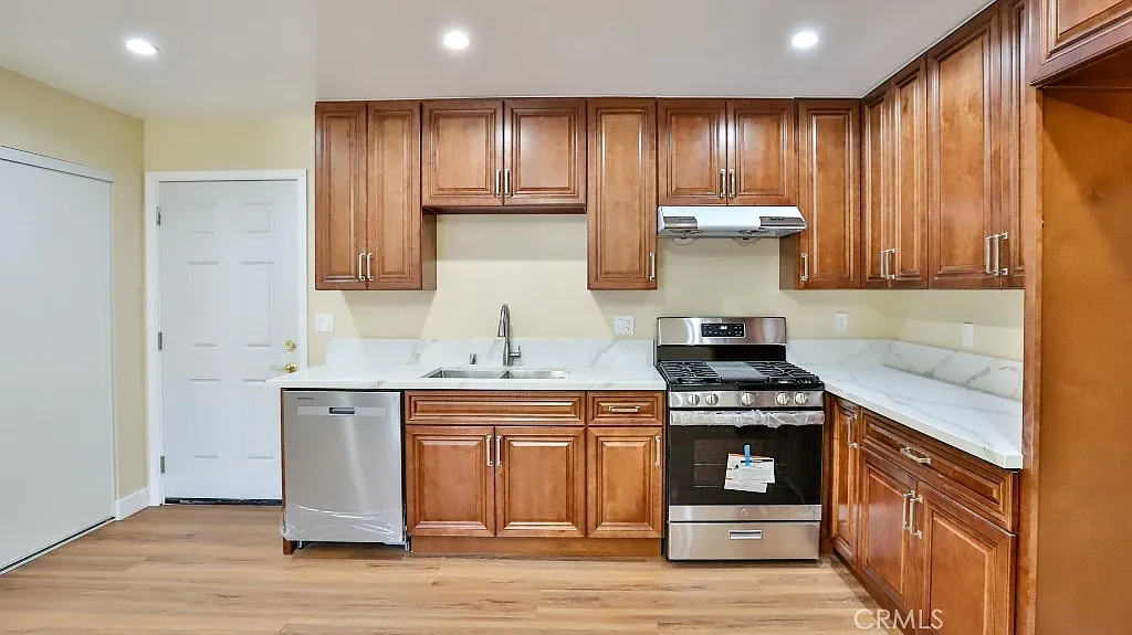 2 bed, 831 sqft, $3,100 — Photo 3
