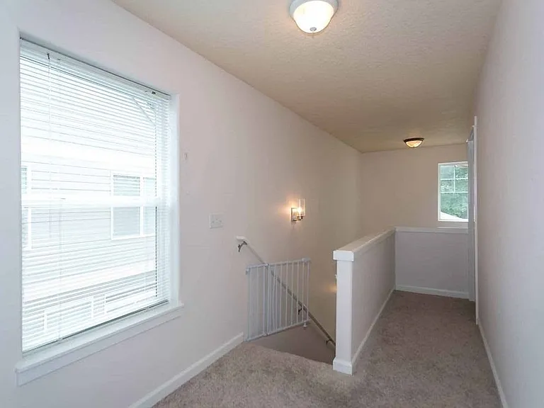 269 NE Jackson St — Photo 12