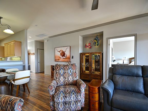 5th image of 1004 Edinburgh Dr