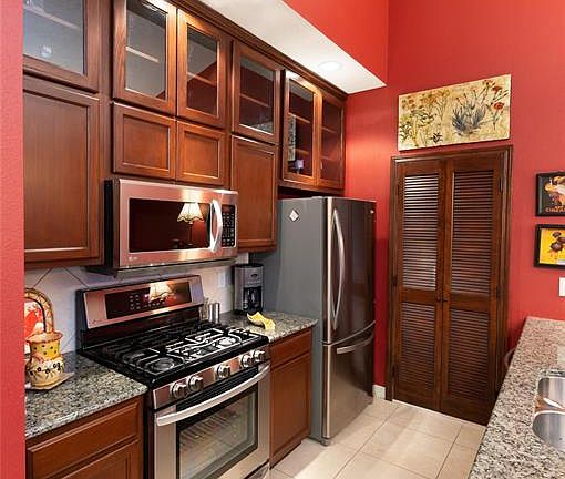3rd image of 811 Bradford Ave APT 1B
