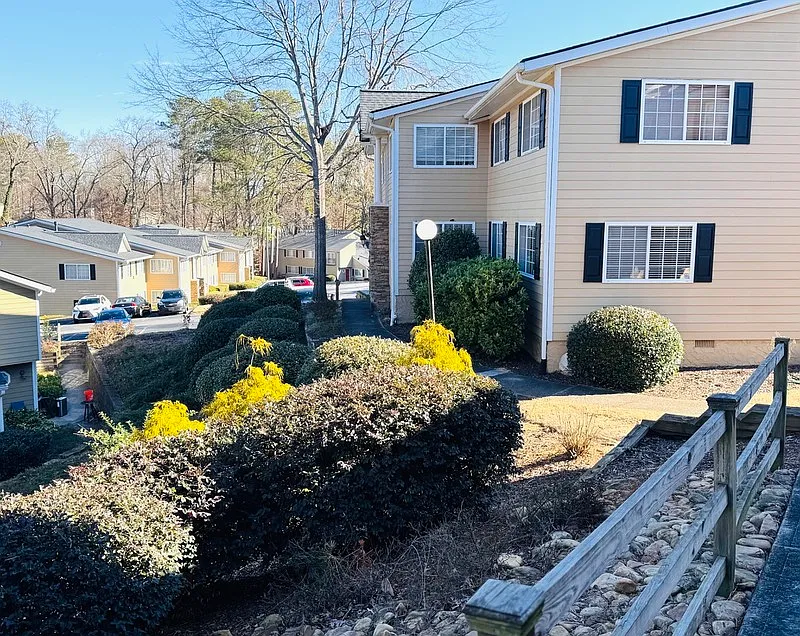 2 bed, 2.0 bath, 1400 sqft, $2,200 — Photo 2