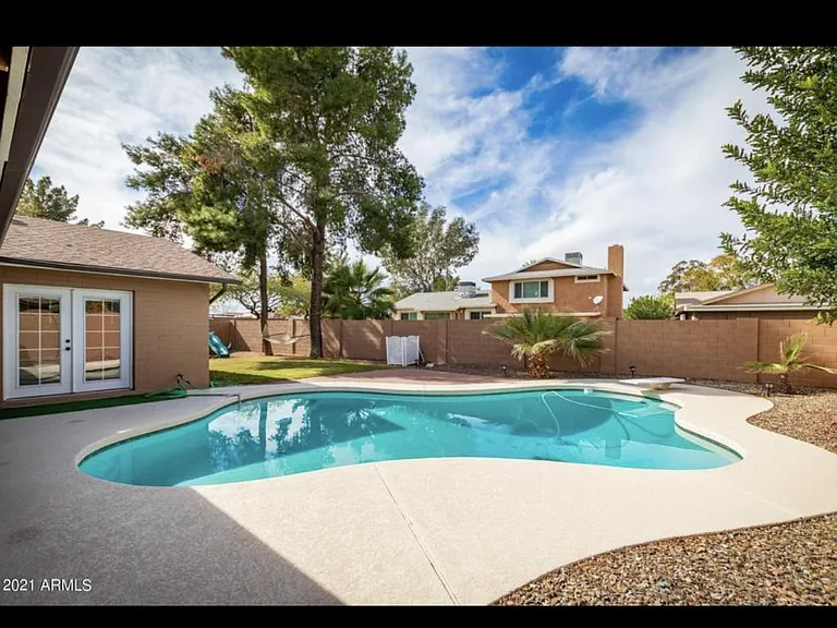 2432 W Dailey St — Photo 30