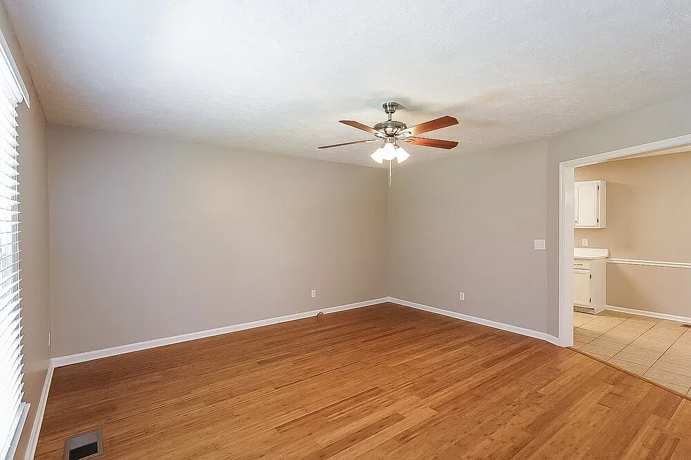3 bed, 2.0 bath, 1296 sqft, $1,970 — Photo 4