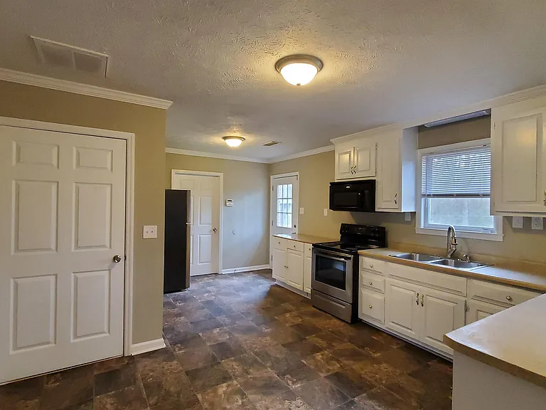 180 N Burson Ave — Photo 18