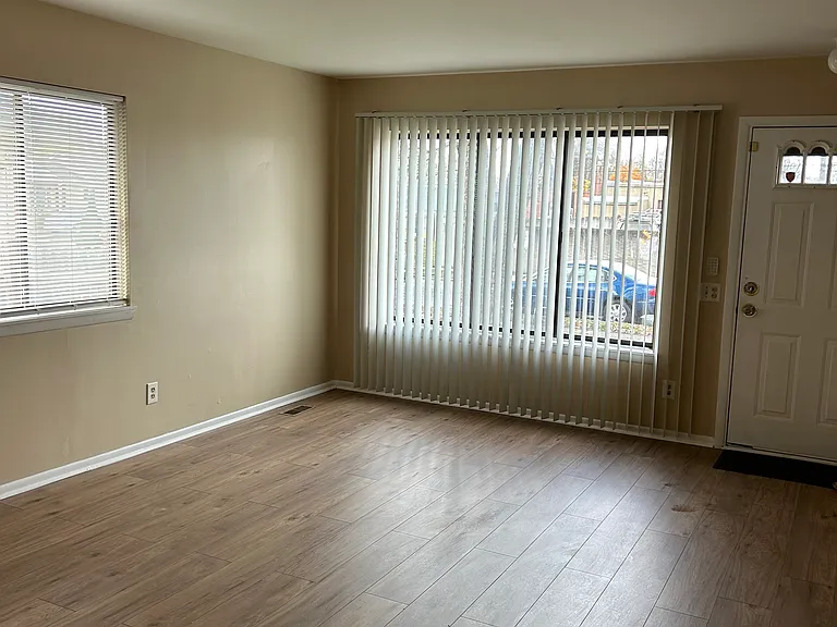 325 W Woodruff Ave — Photo 2