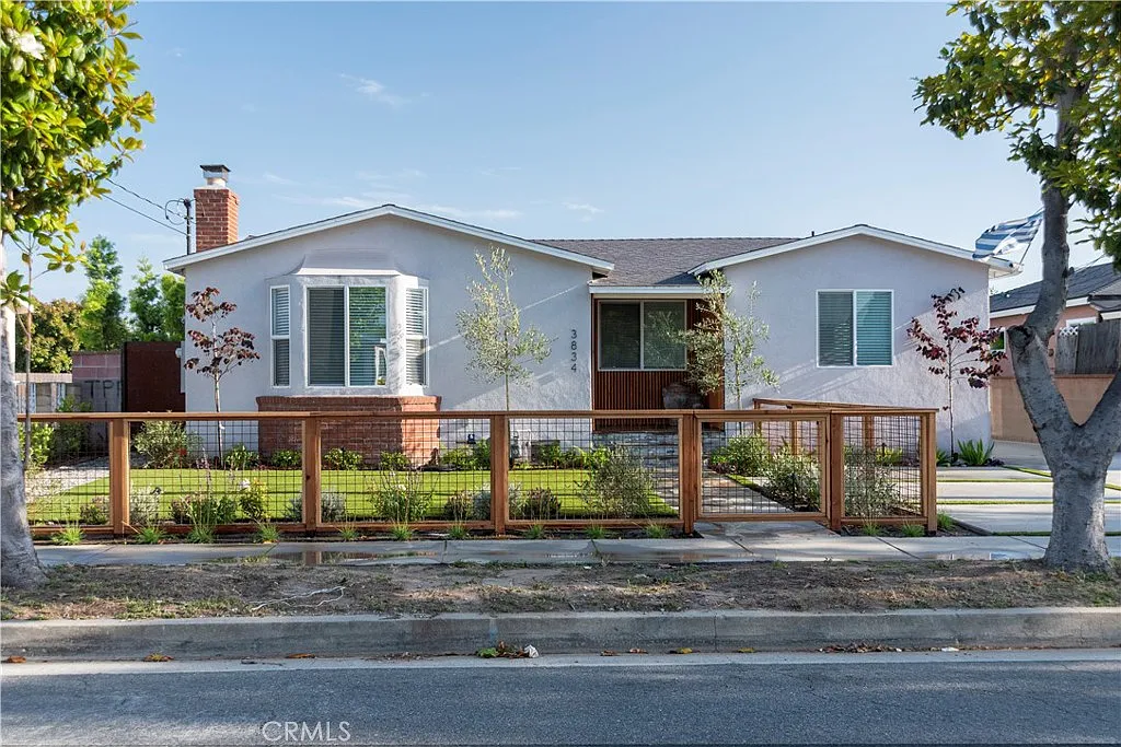 3 bed, 1.5 bath, 1700 sqft, $4,200 — Photo 1