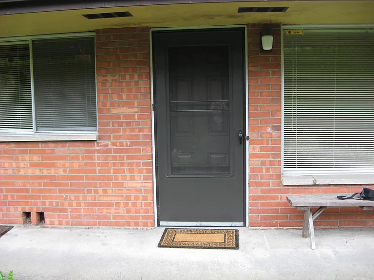 ENTRANCE UNIT 2 WITH SCREEN DOOR