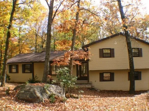 516 Black Oak Dr, Tannersville, PA 18372