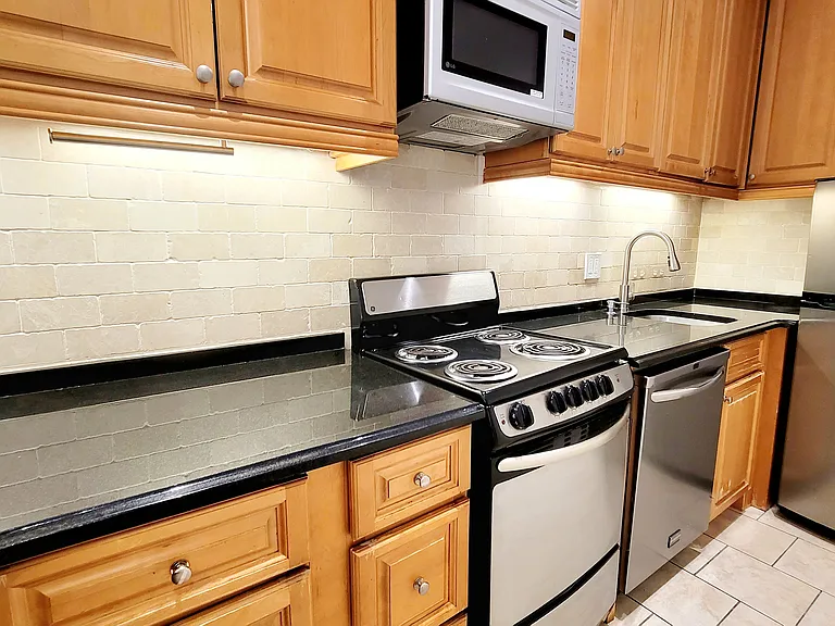 455 W 50th St #300 — Photo 9