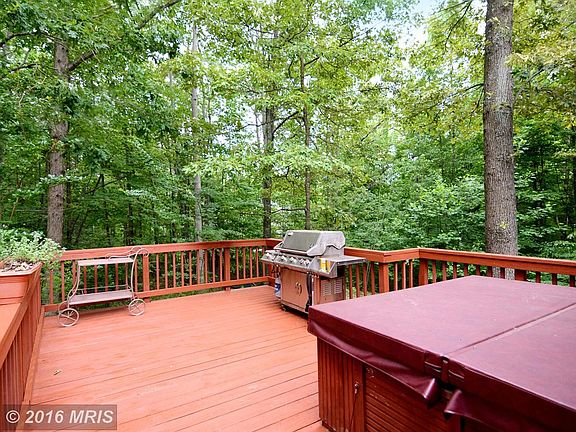 Relax and Entertain on Your Grilling/ Hot Tub Deck