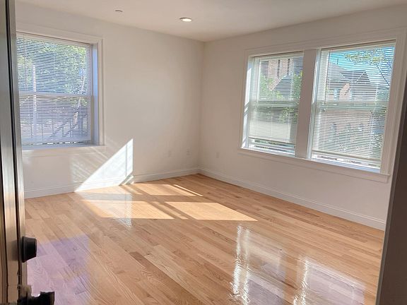 4th image of 325 Newport Ave #46