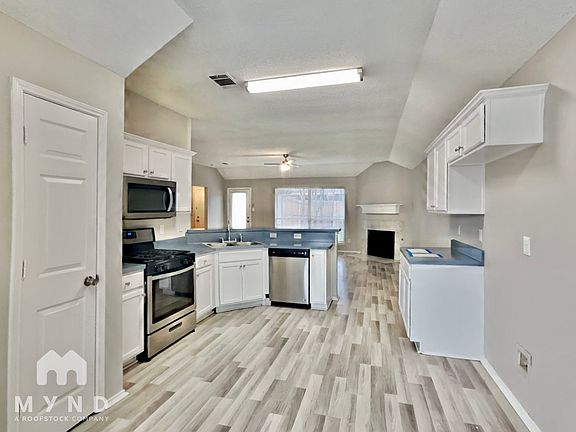 3rd image of 1425 Doris Dr